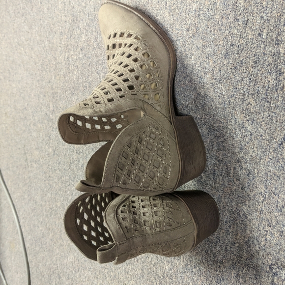 Shoes - Picture 4 of 5